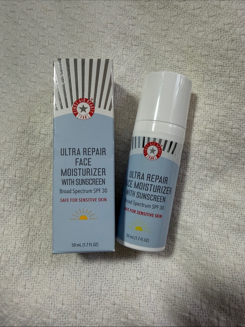 Ultra Repair Face Moisturizer with Sunscreen SPF 30 - Light Blue